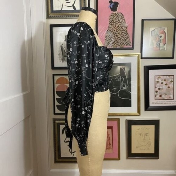 NWT Urban Outfitters black white floral print crop balloon sleeve blouse sz Med - Picture 4 of 6